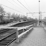 153078 Gezicht op het perron van het N.S.-station Elst te Elst.